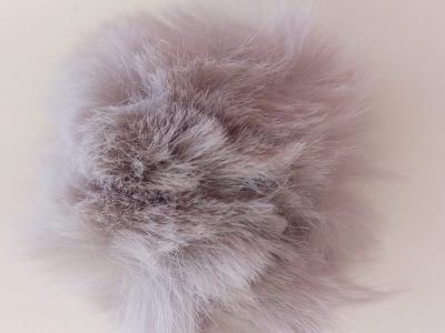 Pompon Peludo Gris 7cm — MKS Mercería