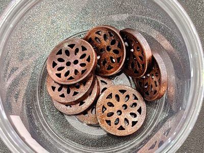 Boton De Madera Oscura Con Forma De Flor — MKS Mercería