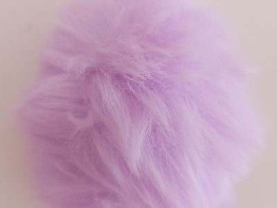 Pompon Peludo Lila 7cm — MKS Mercería