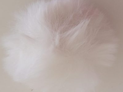Pompon Peludo Blanco 7cm — MKS Mercería