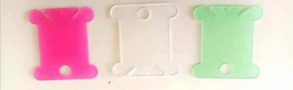 Huesitos Plasticos De Colores X Unidad — MKS Mercería